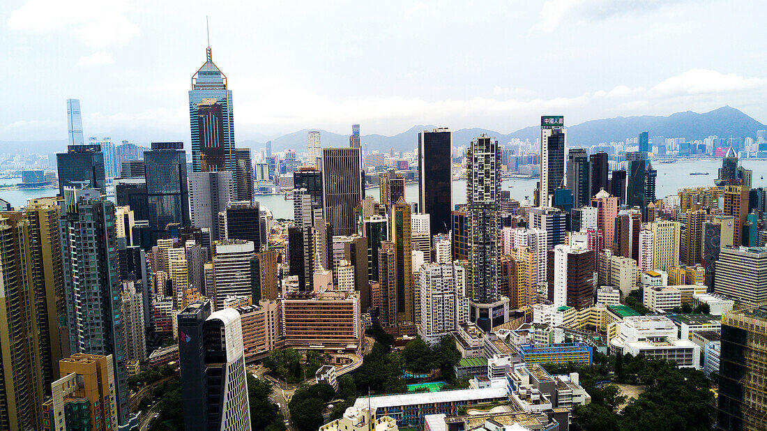 Luftaufnahme des modernen Stadtbildes mit Victoria Harbour in Hongkong
