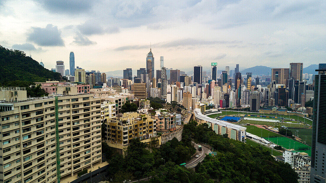 Blick auf das moderne Stadtbild mit Stadion in Hongkong
