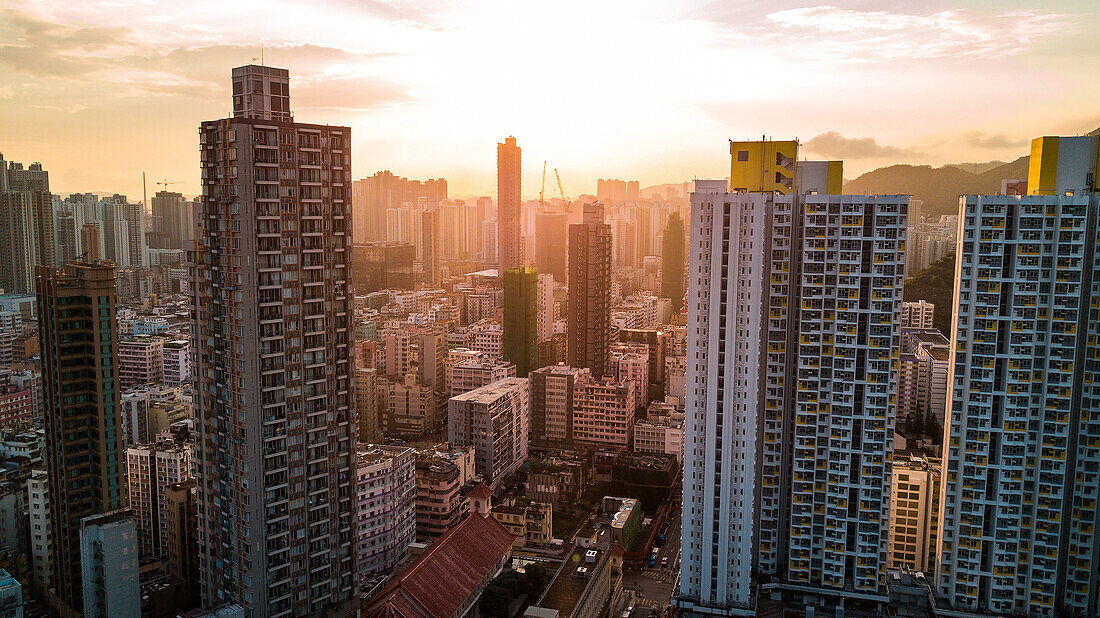 Blick auf das moderne überfüllte Stadtbild mit Wohngebäuden in Hongkong