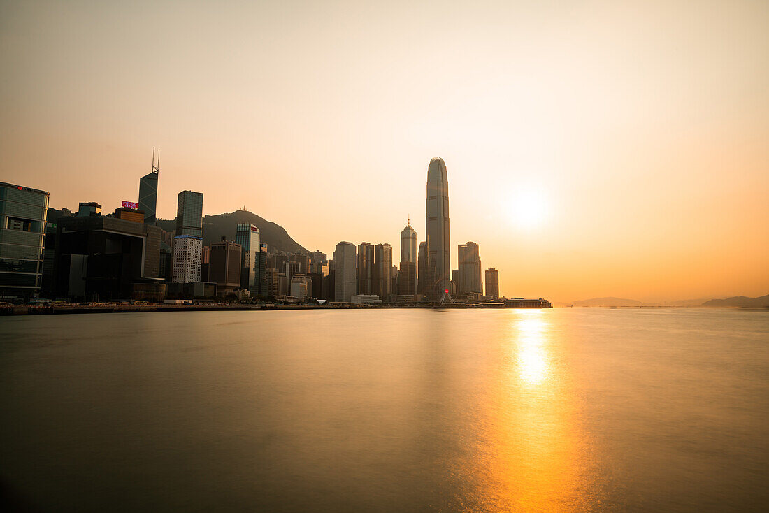 Ansicht von Two International Finance Centre mit Victoria Harbour bei Sonnenuntergang, Hongkong
