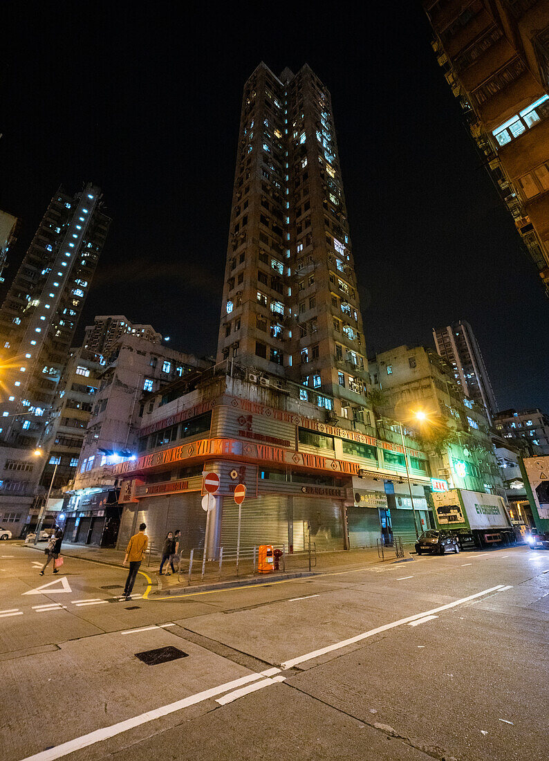 Ansicht von Yiu Kee Shop mit Shanghai Street bei Nacht