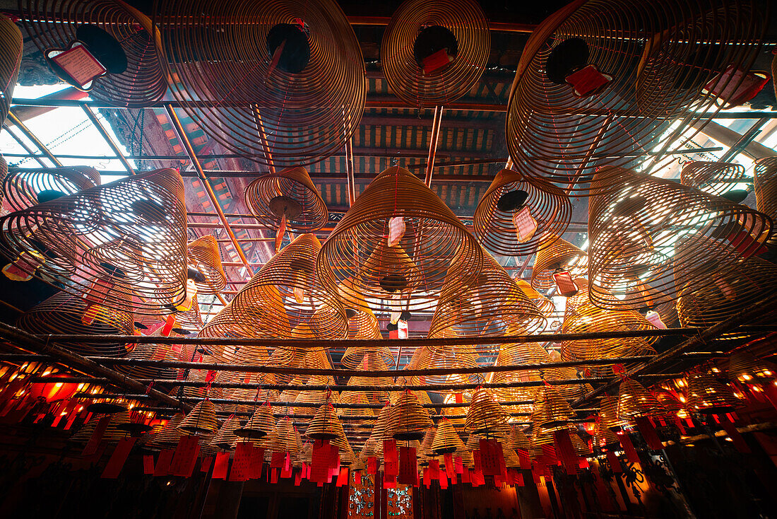 Räucherspiralen hängen auf dem Dach des Ma-Mo-Tempels in Hongkong, China