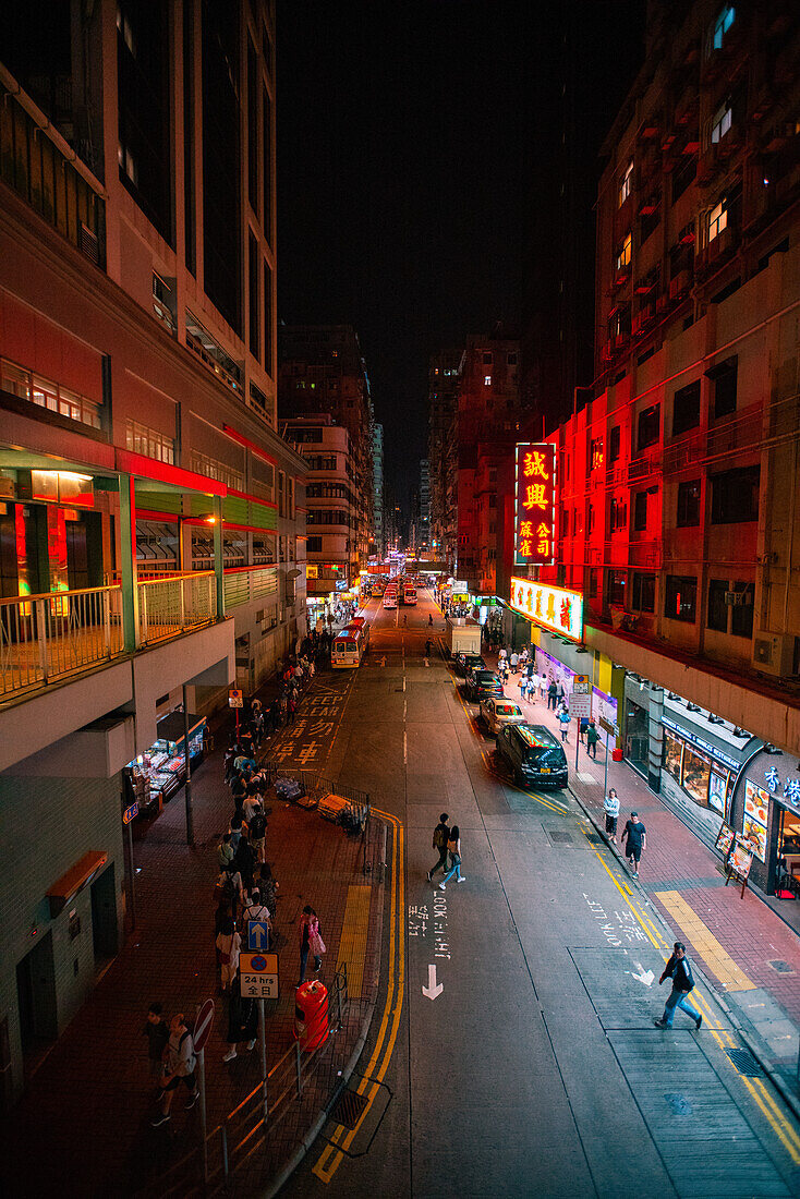 Stadtstraße mit lokalen Marktständen in der Nacht in Hongkong