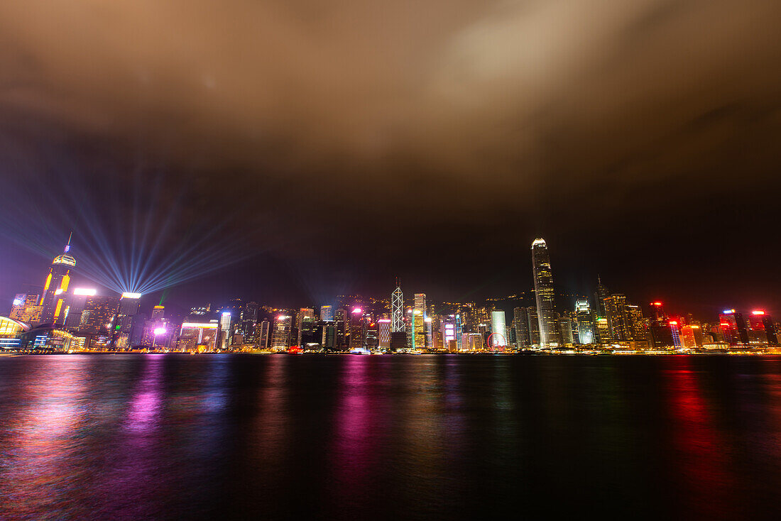 Blick auf das Stadtbild von Hongkong mit Victoria Harbour bei Nacht