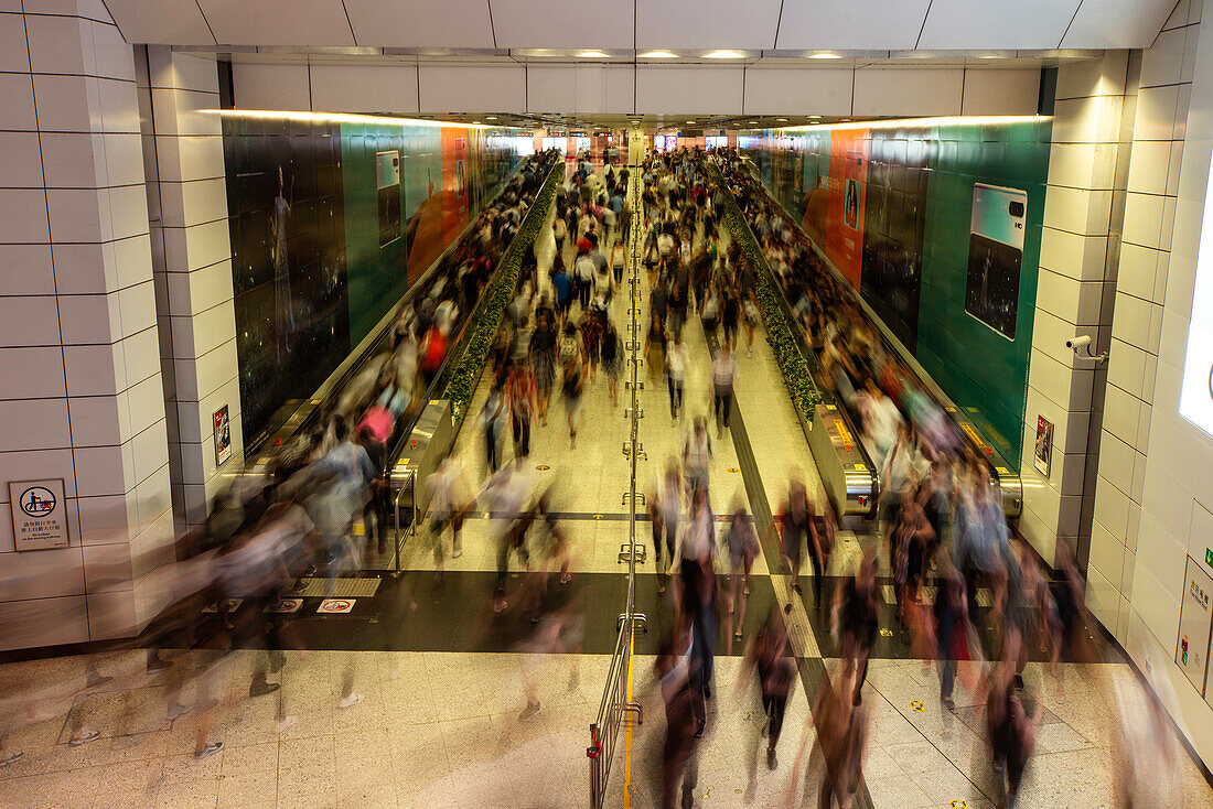 Beschäftigte Pendler in der U-Bahnstation während der Hauptverkehrszeit in Hongkong