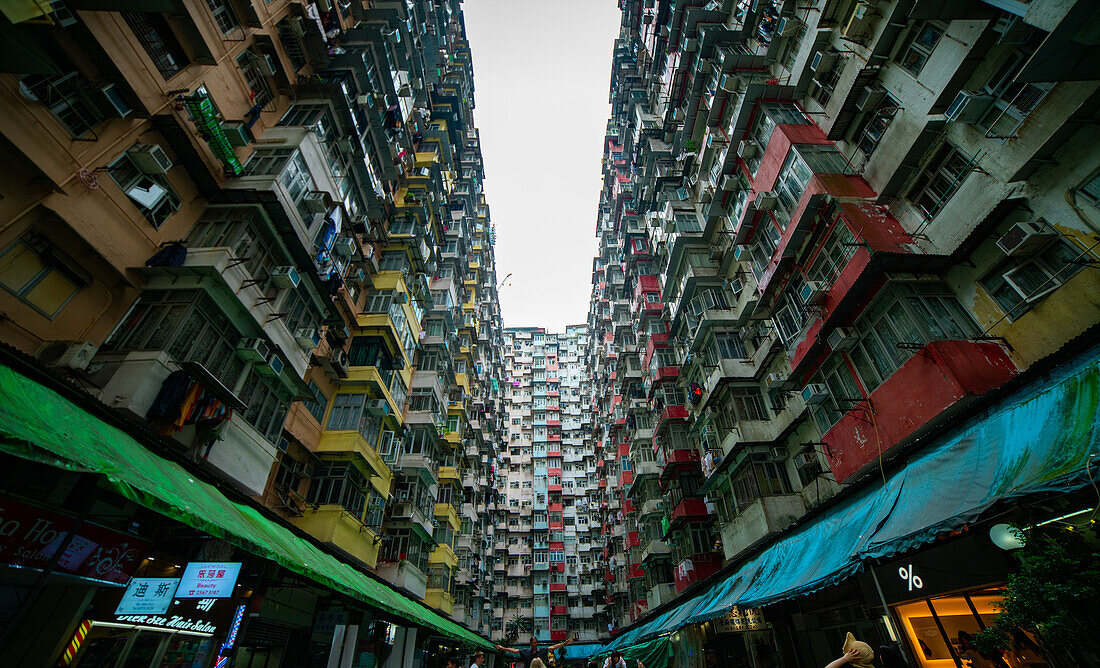 Blick auf überfüllte Wohngebäude in Hongkong