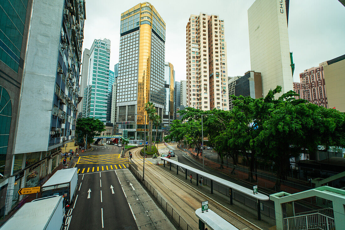 Blick auf moderne Bürogebäude mit Stadtstraße in Hongkong
