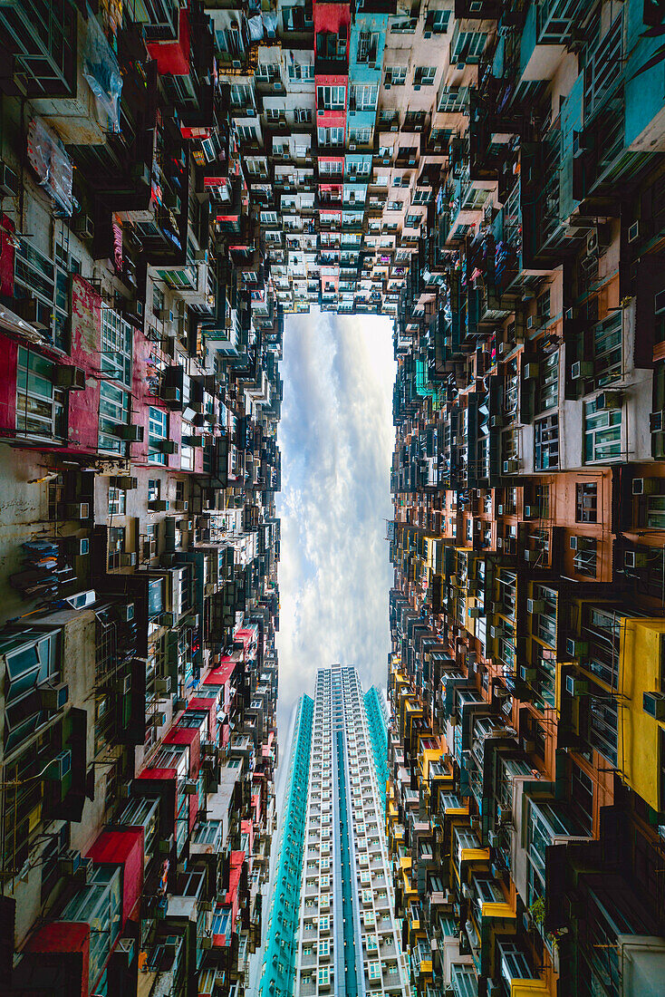 Blick auf überfüllte Wohngebäude in Hongkong