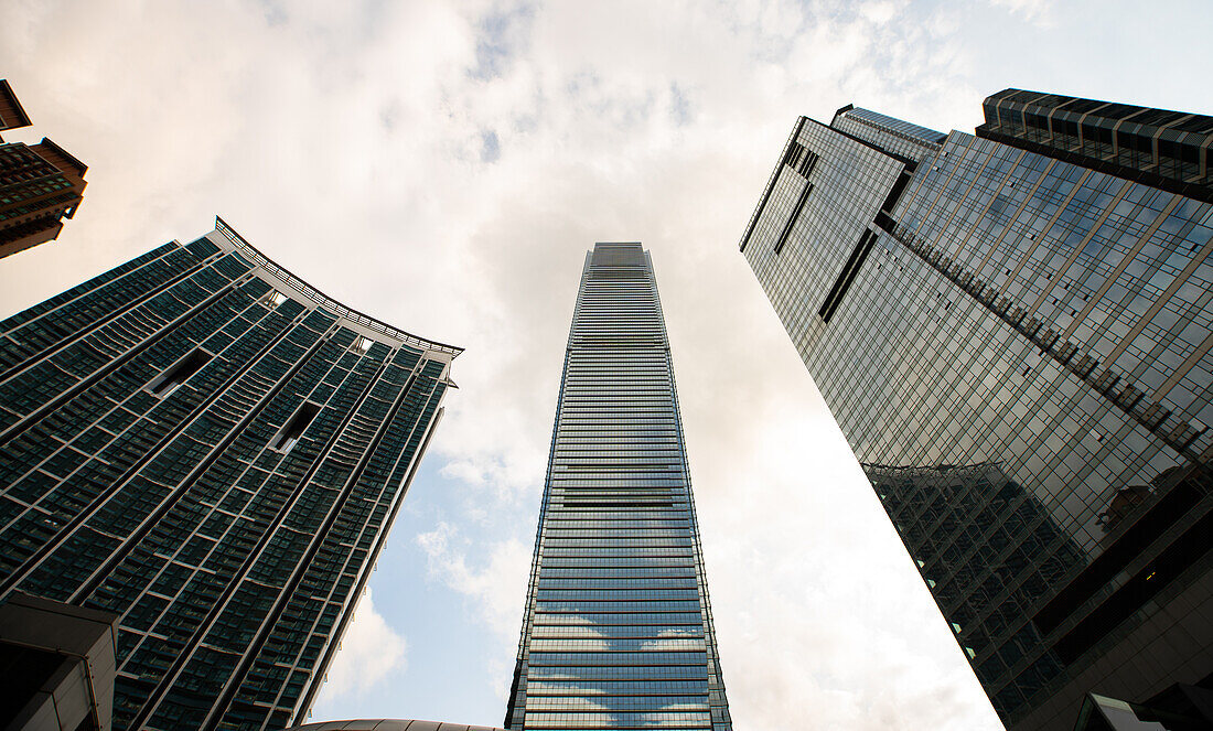 Blick auf den Wolkenkratzer gegen bewölkten Himmel in Hongkong