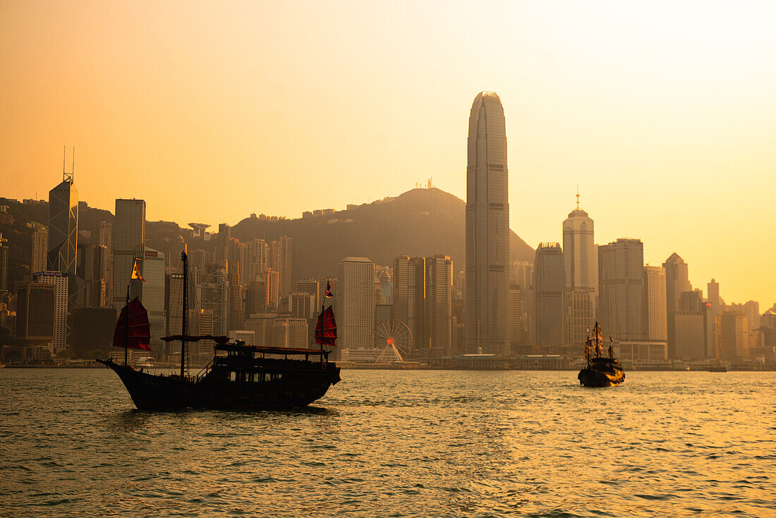 Traditionelle Dschunke, die über Victoria Harbour, Hong Kong segelt