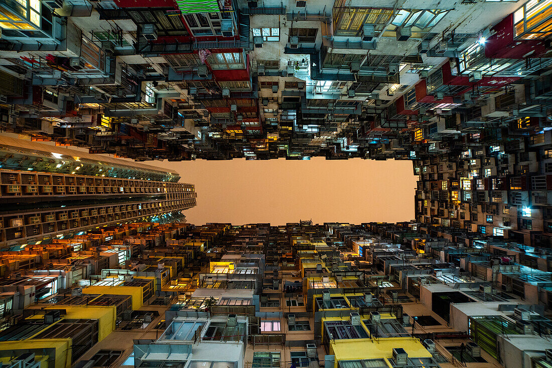 Blick auf überfüllte Wohngebäude in Hongkong