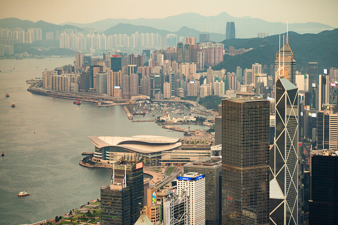 Blick auf das Stadtbild mit Bürogebäuden in der Nähe von Victoria Harbour, Hongkong