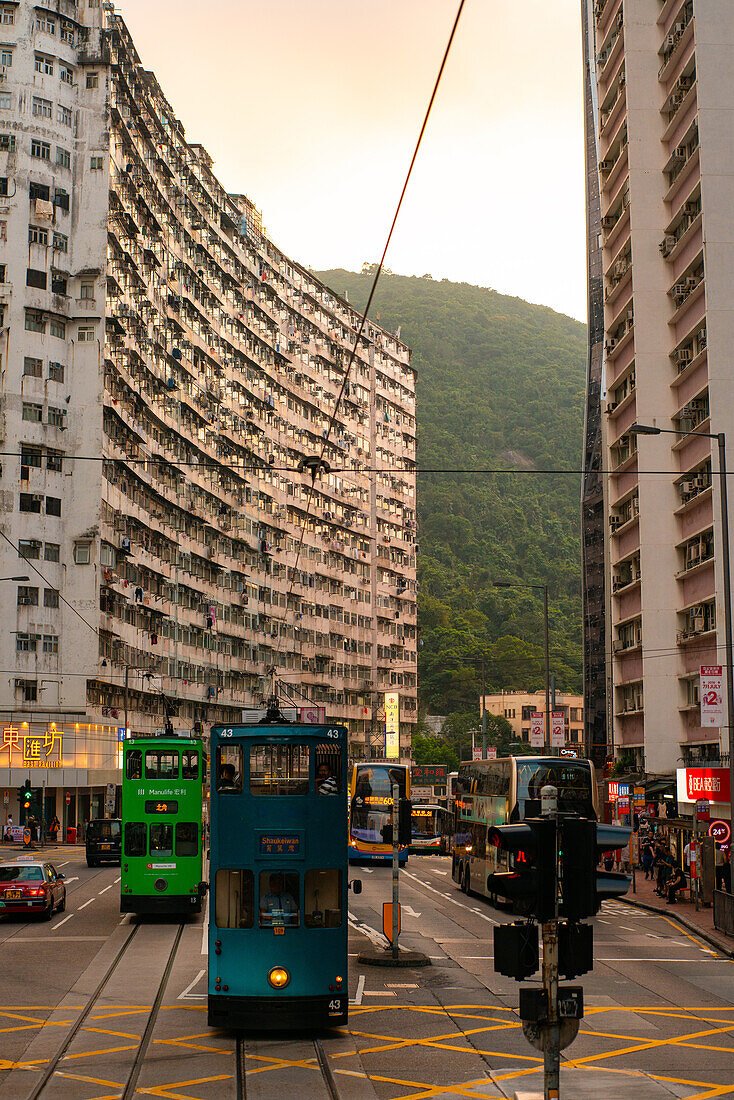 Doppeldecker-Straßenbahnen bewegen sich auf der Stadtstraße, Hongkong