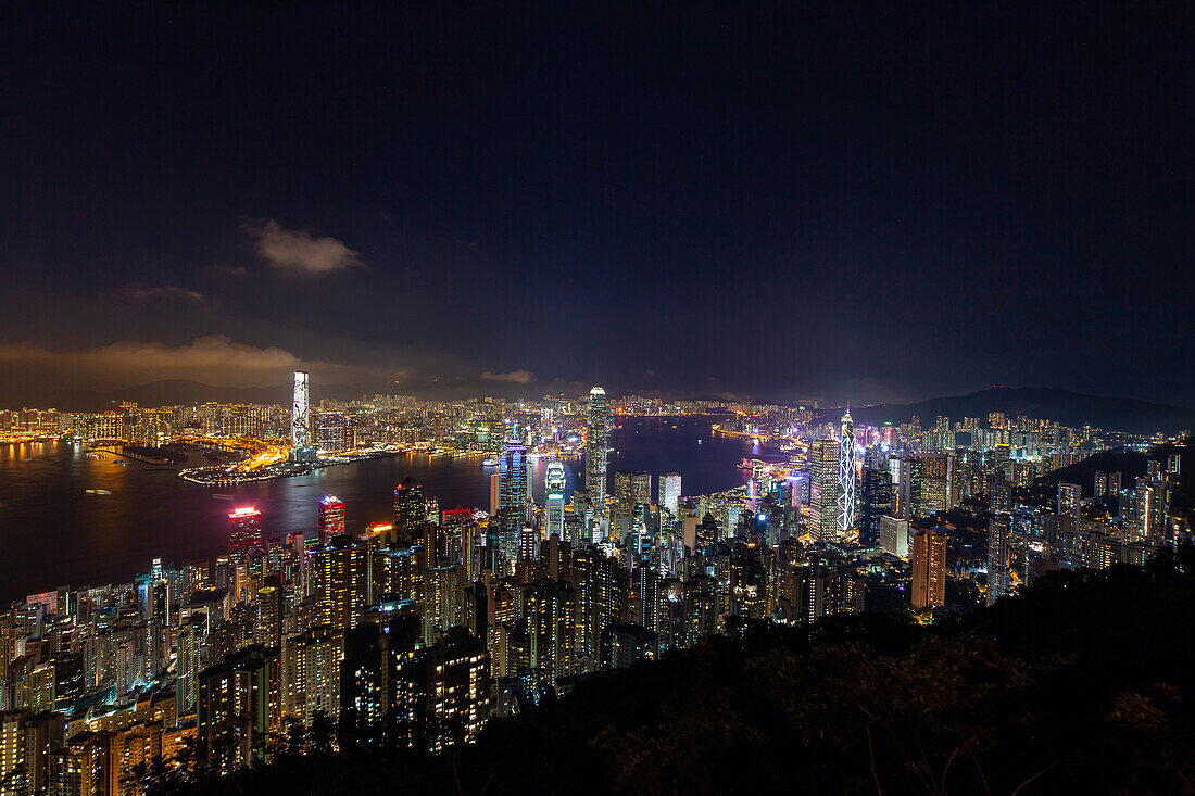 Luftaufnahme des modernen Stadtbildes mit Wolkenkratzer in der Nähe von Victoria Harbour in Hongkong