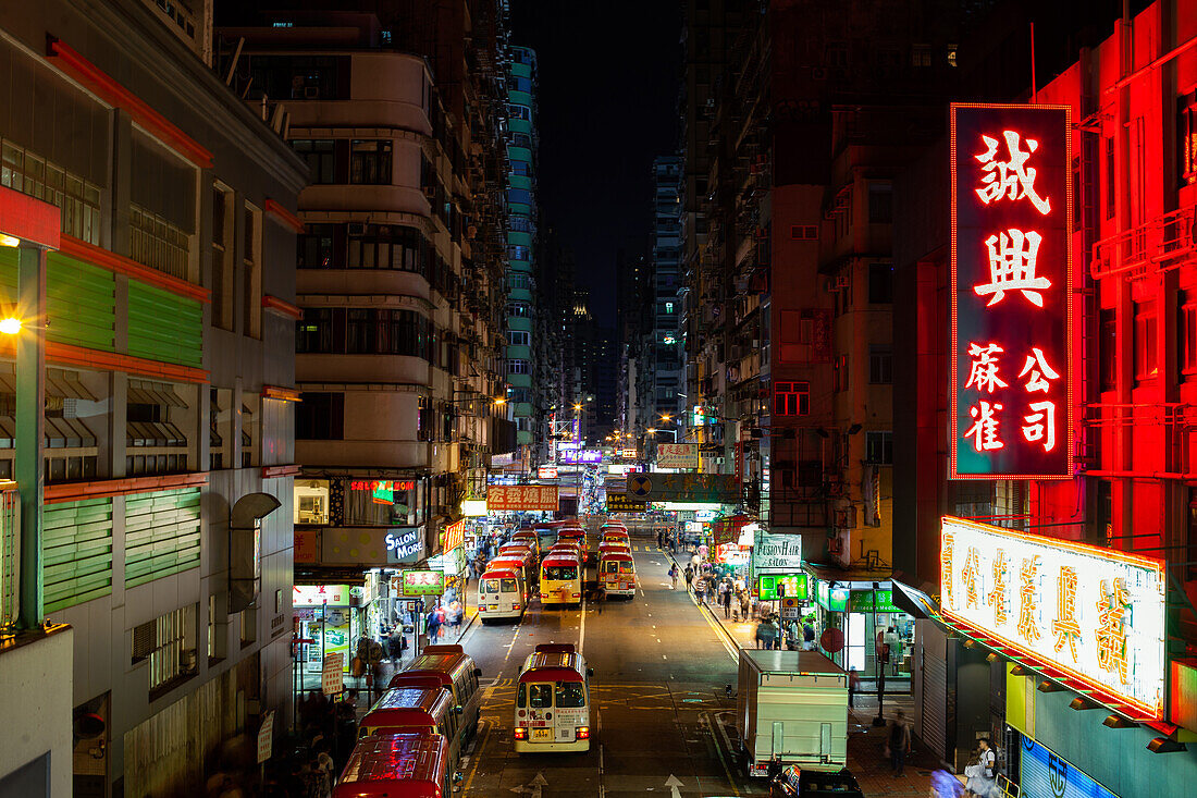 Blick auf den Verkehr auf der Straße bei Nacht, Hongkong