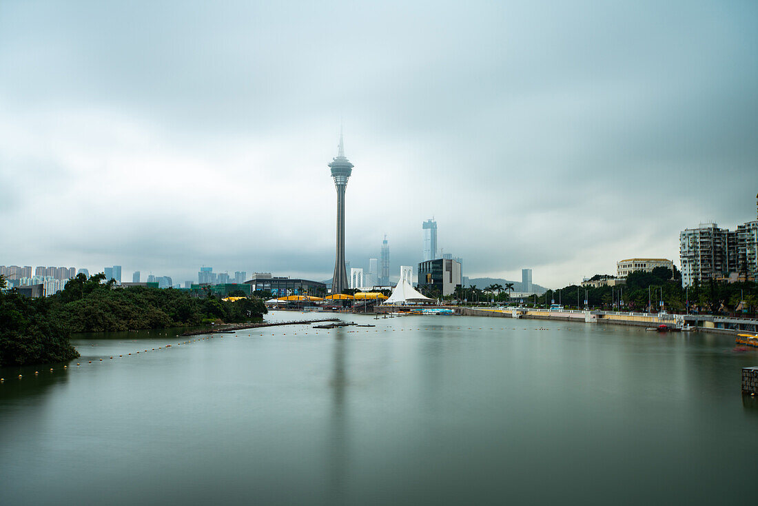 Blick auf das Kongress- und Unterhaltungszentrum Macau Tower in Macau