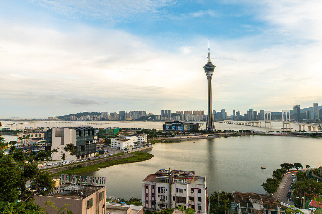 Blick auf das Kongress- und Unterhaltungszentrum Macau Tower in Macau