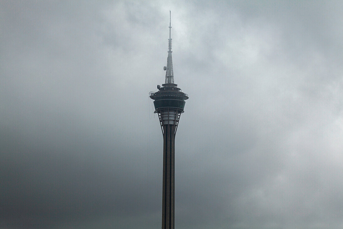 Blick auf das Kongress- und Unterhaltungszentrum Macau Tower in Macau