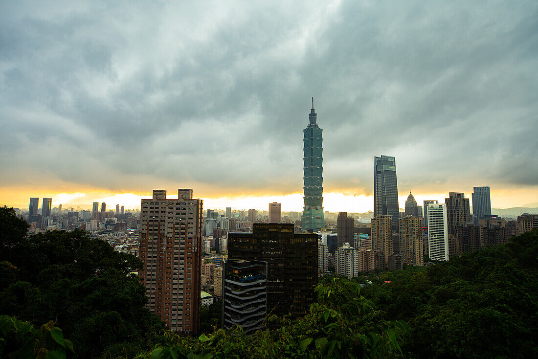 Blick auf das Stadtbild mit Taipei 101 und Taipei Nan Shan Plaza in Taiwan