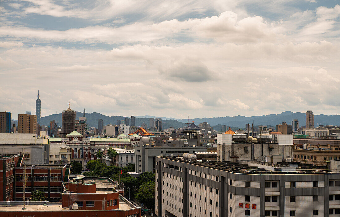 Blick auf das überfüllte Stadtbild mit Taipei 101 in Taiwan