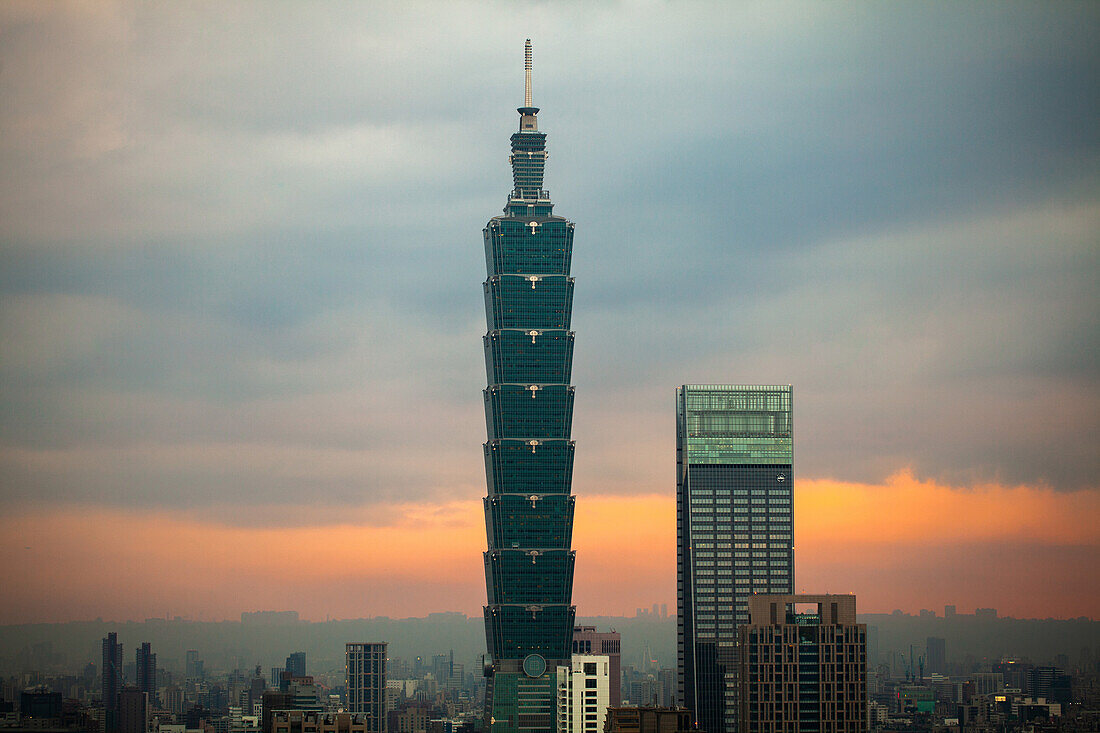 Blick auf Taipei 101 und Taipei Nan Shan Plaza mit modernen Gebäuden in Taiwan