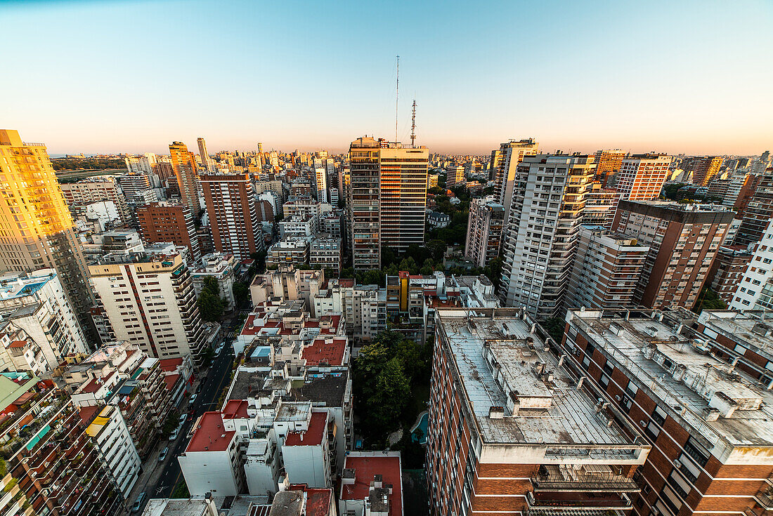 Luftaufnahme des überfüllten Stadtbildes mit Hochhäusern