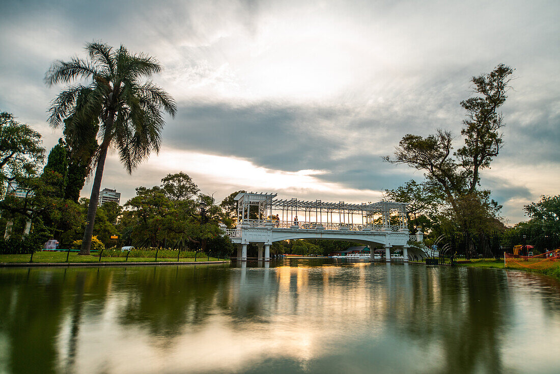 Malerischer Blick auf die griechische Brücke über den See bei Bosques de Palermo