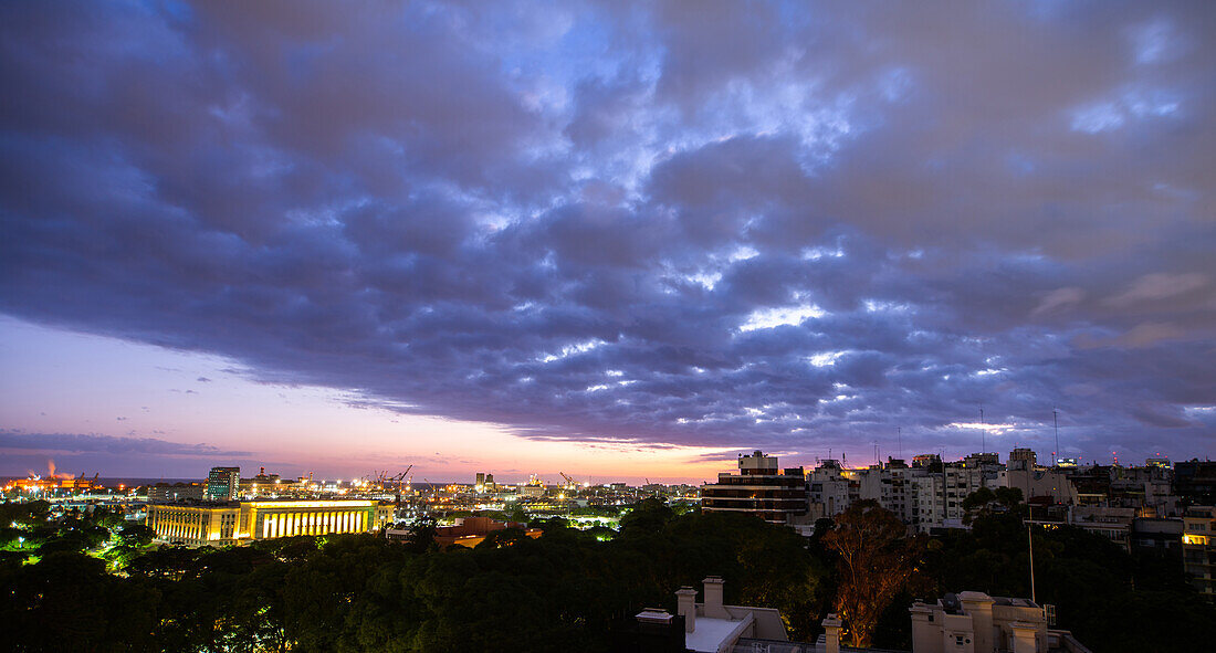 Luftaufnahme des Gebäudes der juristischen Fakultät und der Universität von Buenos Aires in der Abenddämmerung