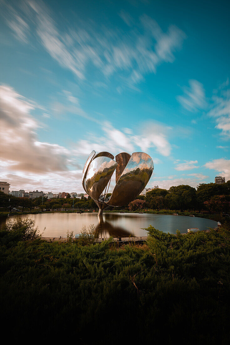 View of flower monument Floralis Generica, Plaza de las Naciones Unidas, Avenida Figueroa Alcorta