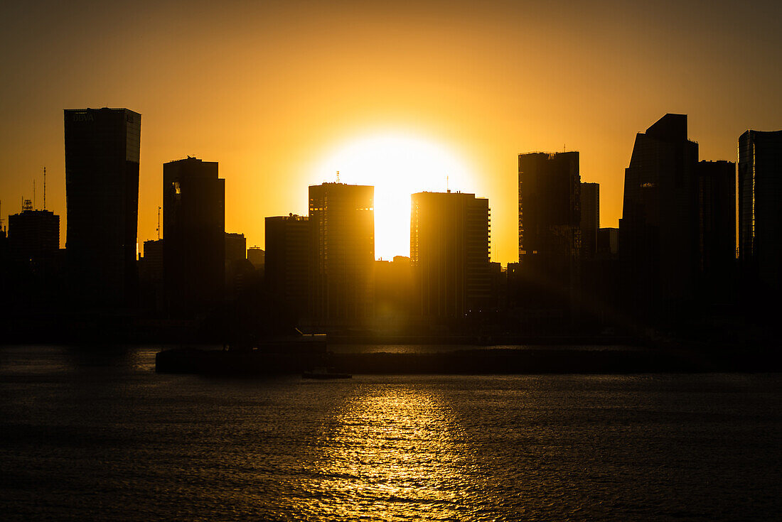 Silhouette von Hochhäusern gegen den Himmel bei Sonnenuntergang