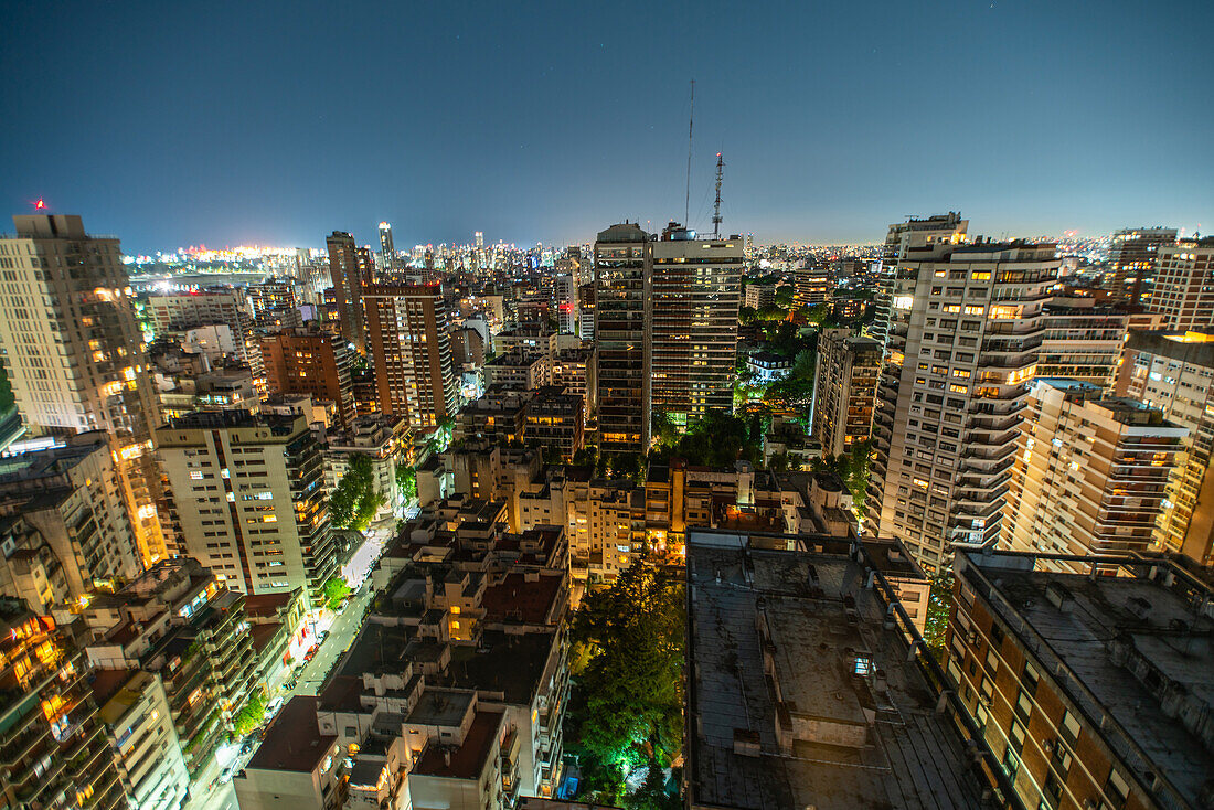 Luftaufnahme des Stadtbildes mit Wohngebäuden und Bürogebäuden bei Nacht