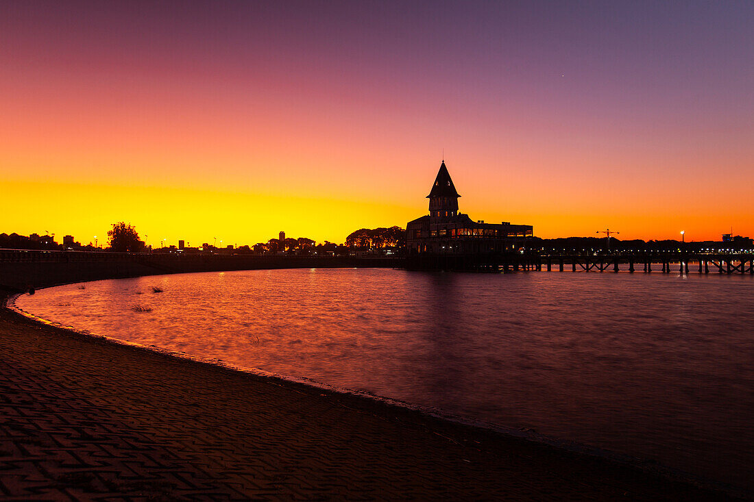 Malerischer Blick auf den Club de Pescadores bei Sonnenuntergang, Costanera Norte Avenue