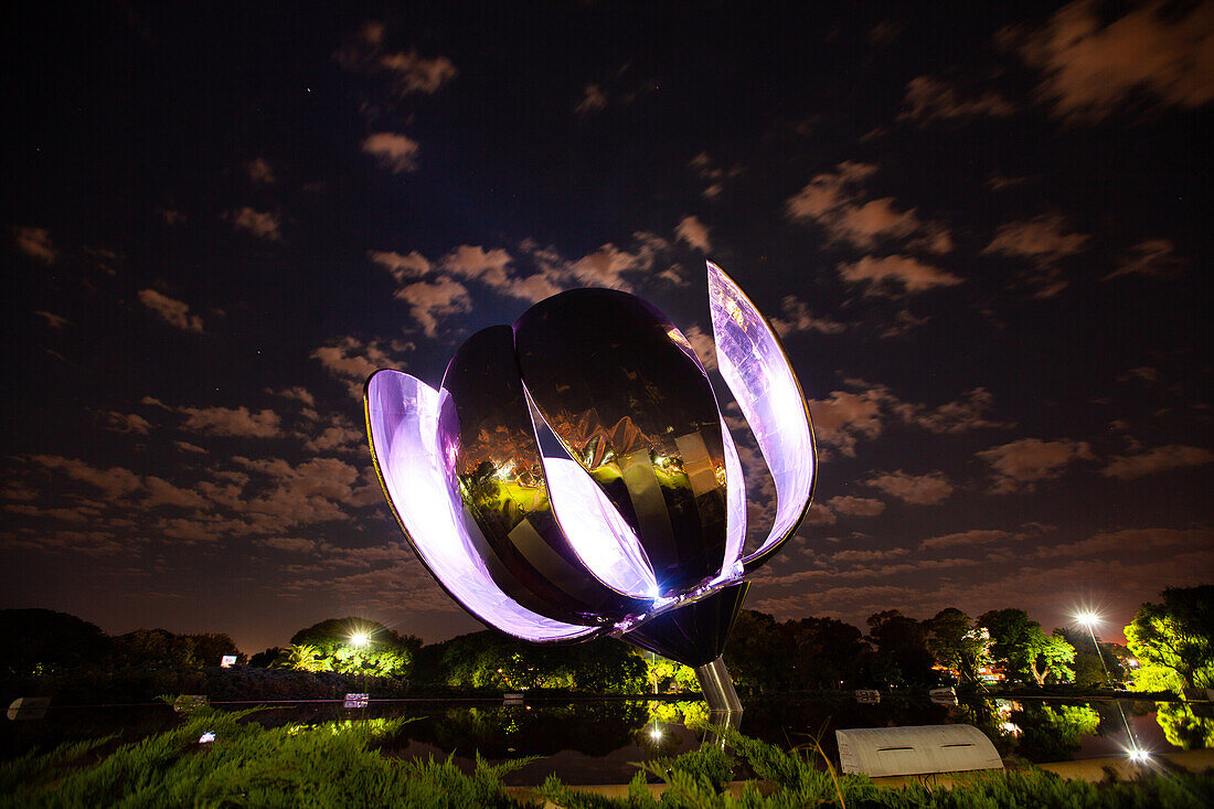 View of flower monument Floralis Generica, Plaza de las Naciones Unidas, Avenida Figueroa Alcorta