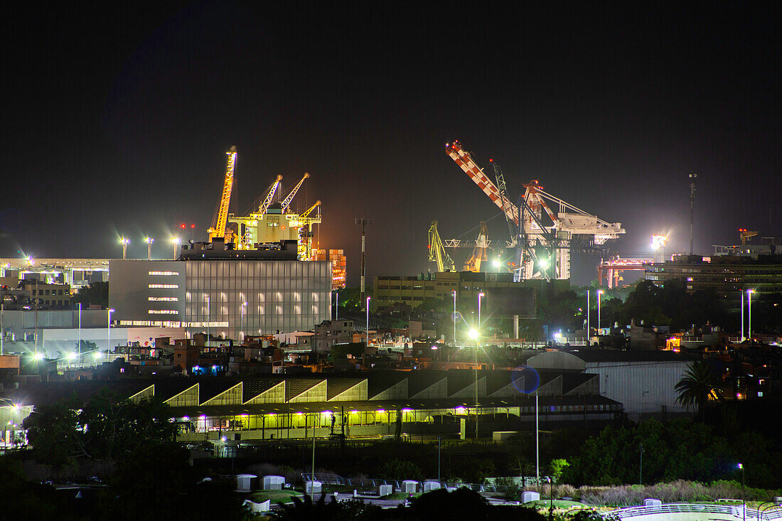 Blick auf Industriehallen und Kräne