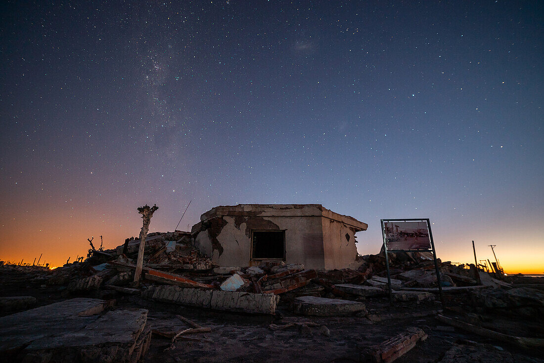 Ansicht des verlassenen Ladens gegen die Milchstraße im Himmel, Villa Epecuen