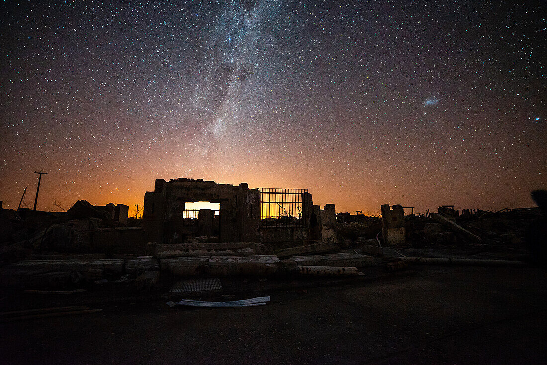 Blick auf die verlassene Mauer und das Tor gegen die Milchstraße im Himmel, Villa Epecuen