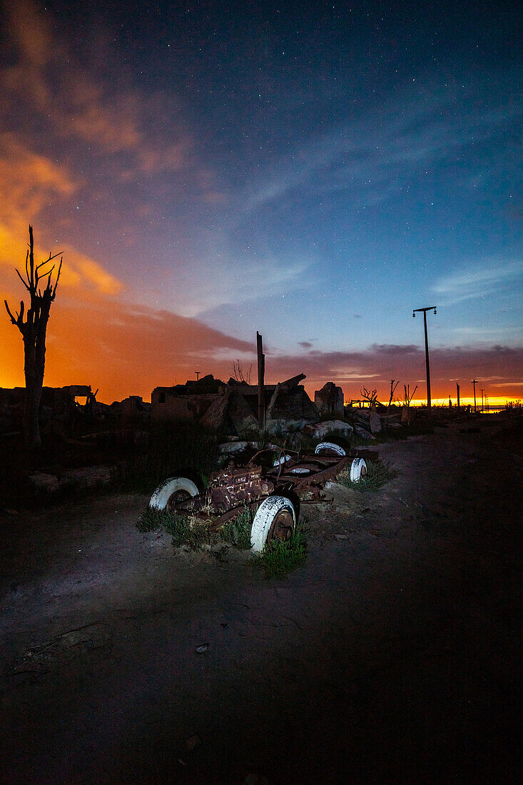 Ansicht des rostigen alten Autos im verlassenen Dorf, Villa Epecuen