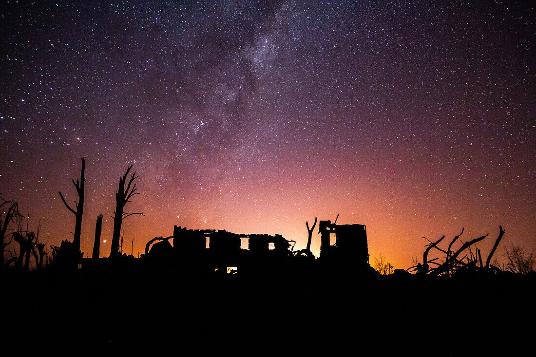 Malerischer Blick auf die Villa Epecuen mit Milchstraße am Nachthimmel