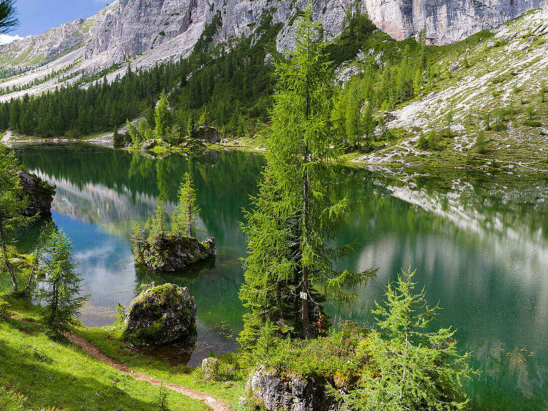 Lago de Federa bei Croda da Lago in den Dolomiten des Veneto in der Nähe von Cortina d'Ampezzo. Teil des UNESCO-Weltkulturerbes, Italien.