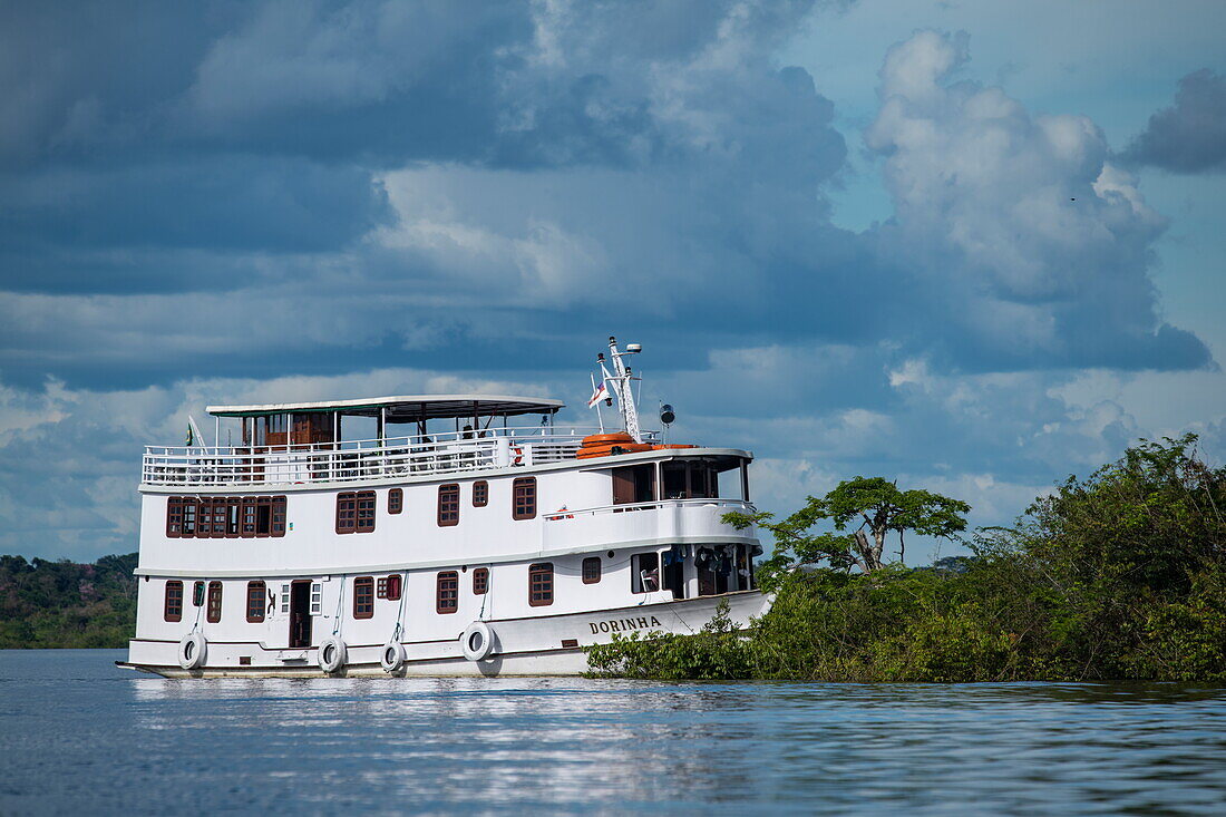 Das Flussschiff MV Dorinha liegt still, während die Führer und Gäste auf einem Ausflug sind, nahe Manaus, Amazonas, Brasilien, Südamerika