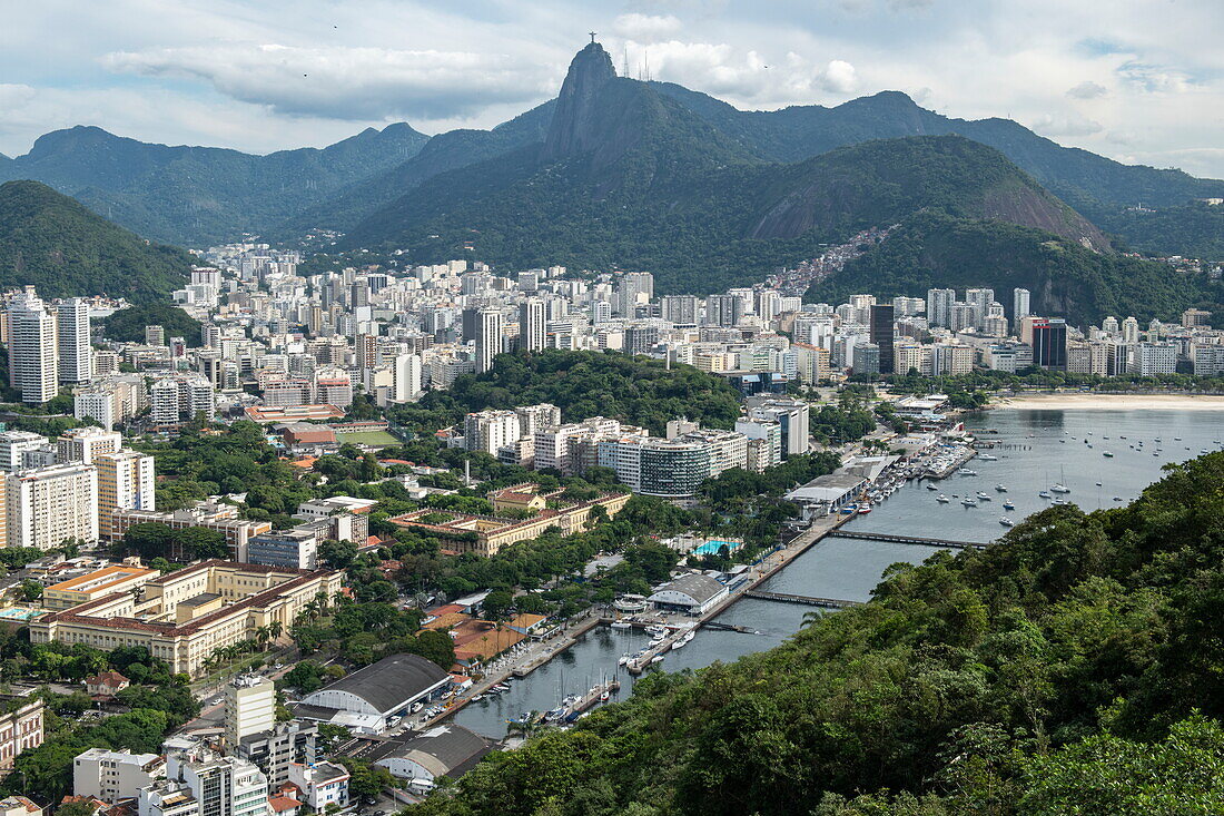 Blick auf die Stadt und den Corcovado vom Zuckerhut, Rio de Janeiro, Brasilien, Südamerika