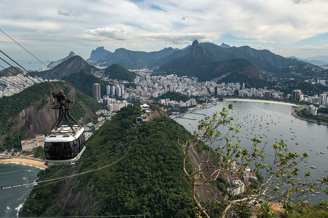 Blick auf die Stadt und die Seilbahn vom Zuckerhut, Rio de Janeiro, Brasilien, Südamerika