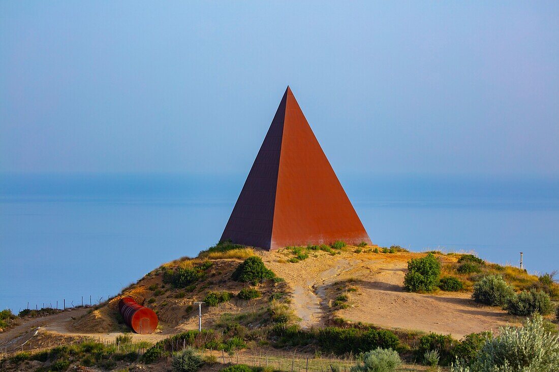 Piramide - 38 Parallelo, Kunstwerk von Mauro Staccioli, Motta d'Affermo, Messina, Sizilien, Italien, Europa