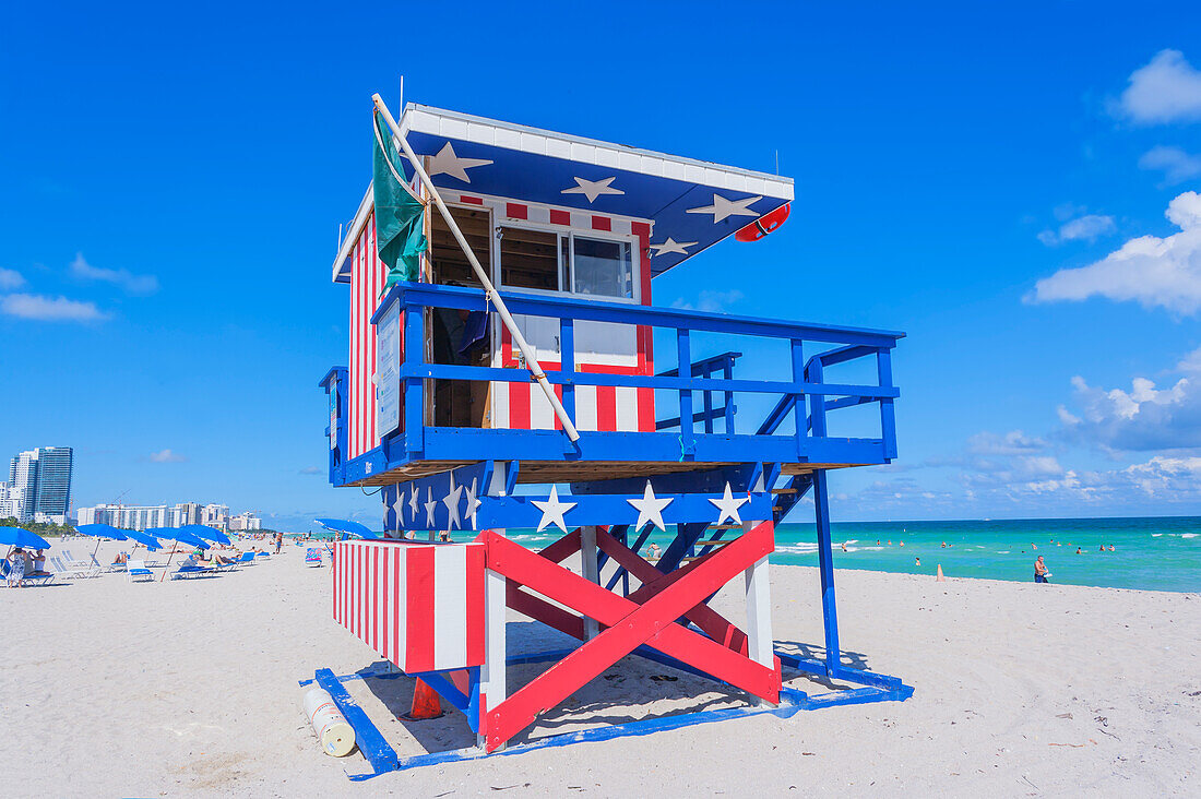 Art-Deco-Rettungsschwimmer-Hütte am South Beach, Ocean Drive, Miami Beach, Miami, Florida, Vereinigte Staaten von Amerika, Nordamerika