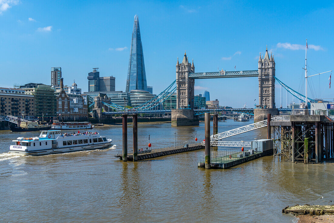 Blick auf die Tower Bridge und The Shard mit Ausflugsboot auf der Themse, London, England, Vereinigtes Königreich, Europa