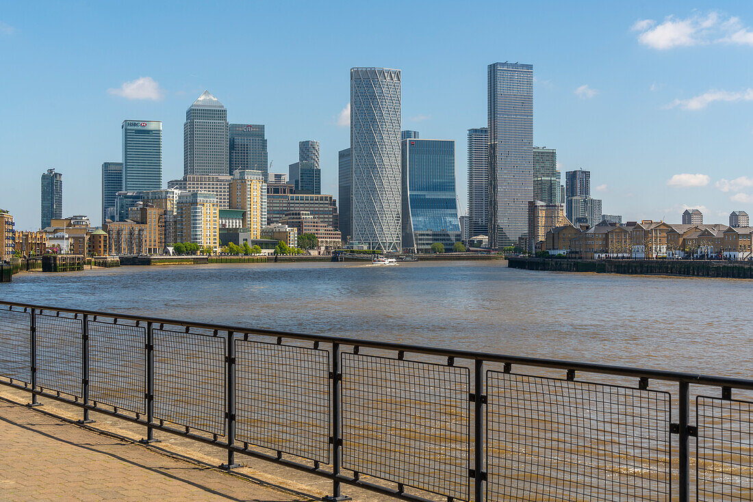Ansicht des Finanzviertels Canary Wharf vom Thames Path in Wapping, London, England, Vereinigtes Königreich, Europa