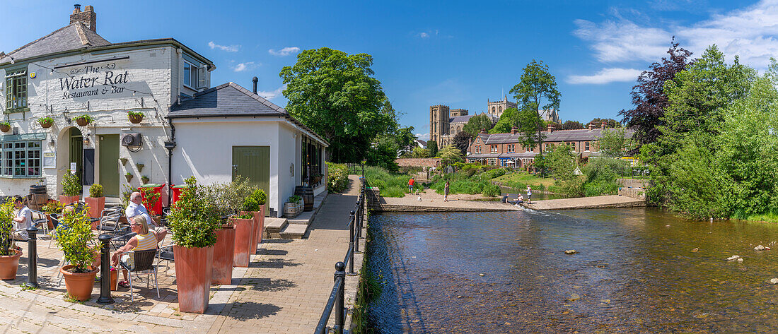 Blick auf die Kathedrale von Ripon und The Water Rat Public House am Ufer des Flusses Skell, Ripon, North Yorkshire, England, Vereinigtes Königreich, Europa