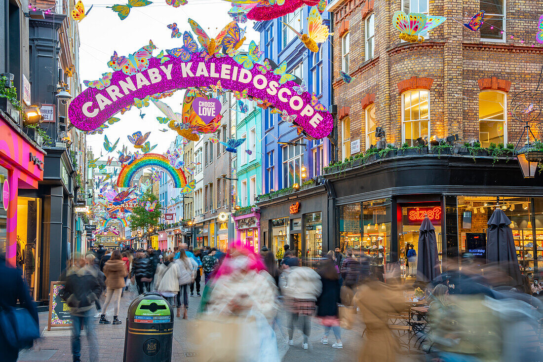 Blick auf die belebte Carnaby Street zu Weihnachten, London, England, Vereinigtes Königreich, Europa