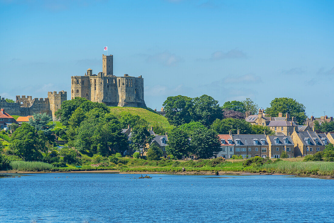 Ansicht von Warkworth Castle und River Coquet, Warkworth, Northumberland, England, Vereinigtes Königreich, Europa