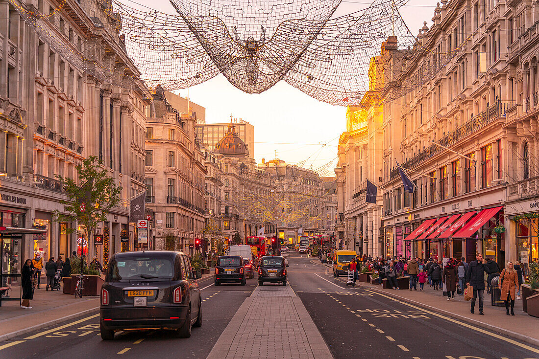 Blick auf rote Busse und Taxis in der Regent Street zu Weihnachten, London, England, Vereinigtes Königreich, Europa